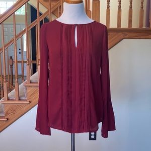 WHITE HOUSE BLACK MARKET PLEAT FRONT TOP